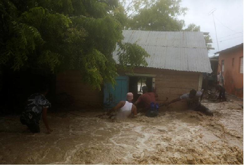 storm laura kills 11 in dominican republic and haiti sets course for us
